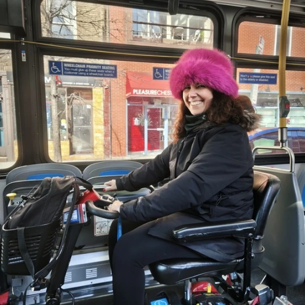 Customer using Scooter de mobilité léger